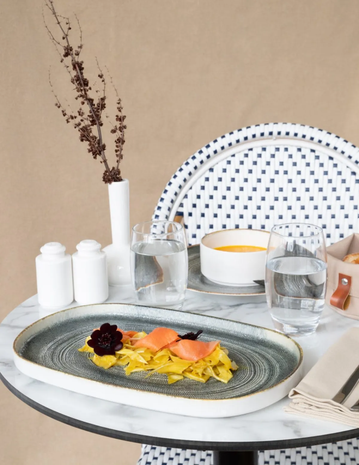 PRO.MUNDI Assiette à bord droit ovale gris anthracite porcelaine 34x22 cm Terra Sale