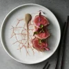 CHURCHILL Assiette à bord droit rond rose porcelaine vitrifiée Ø 26 cm Kintsugi Corail