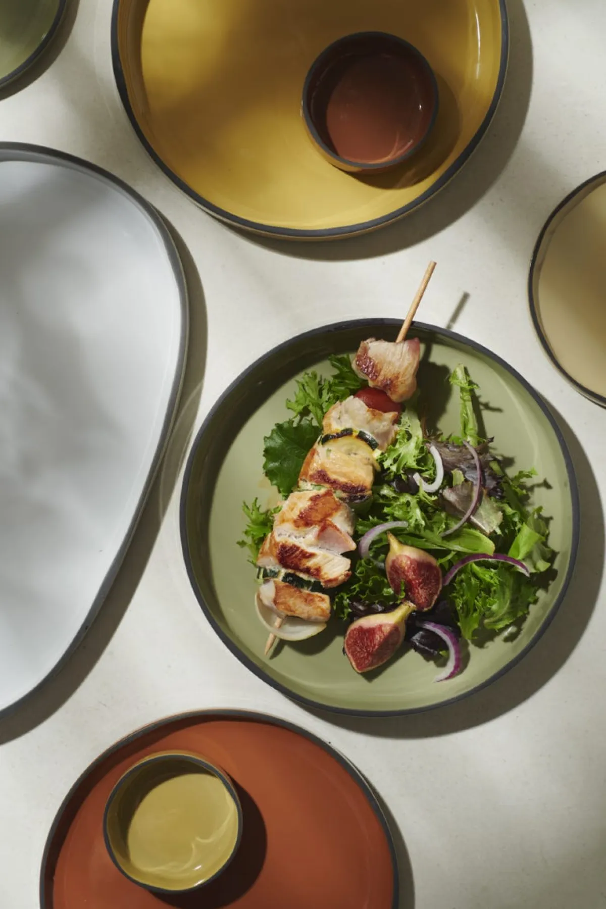 REVOL Assiette à bord droit rond vert porcelaine culinaire Ø 33 cm Caractère Sale