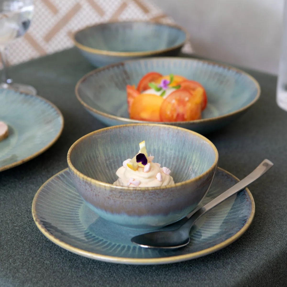 ACCOLADE Assiette coupe creuse rond bleu vert grès émaillé Ø 22 cm Lotus Outlet