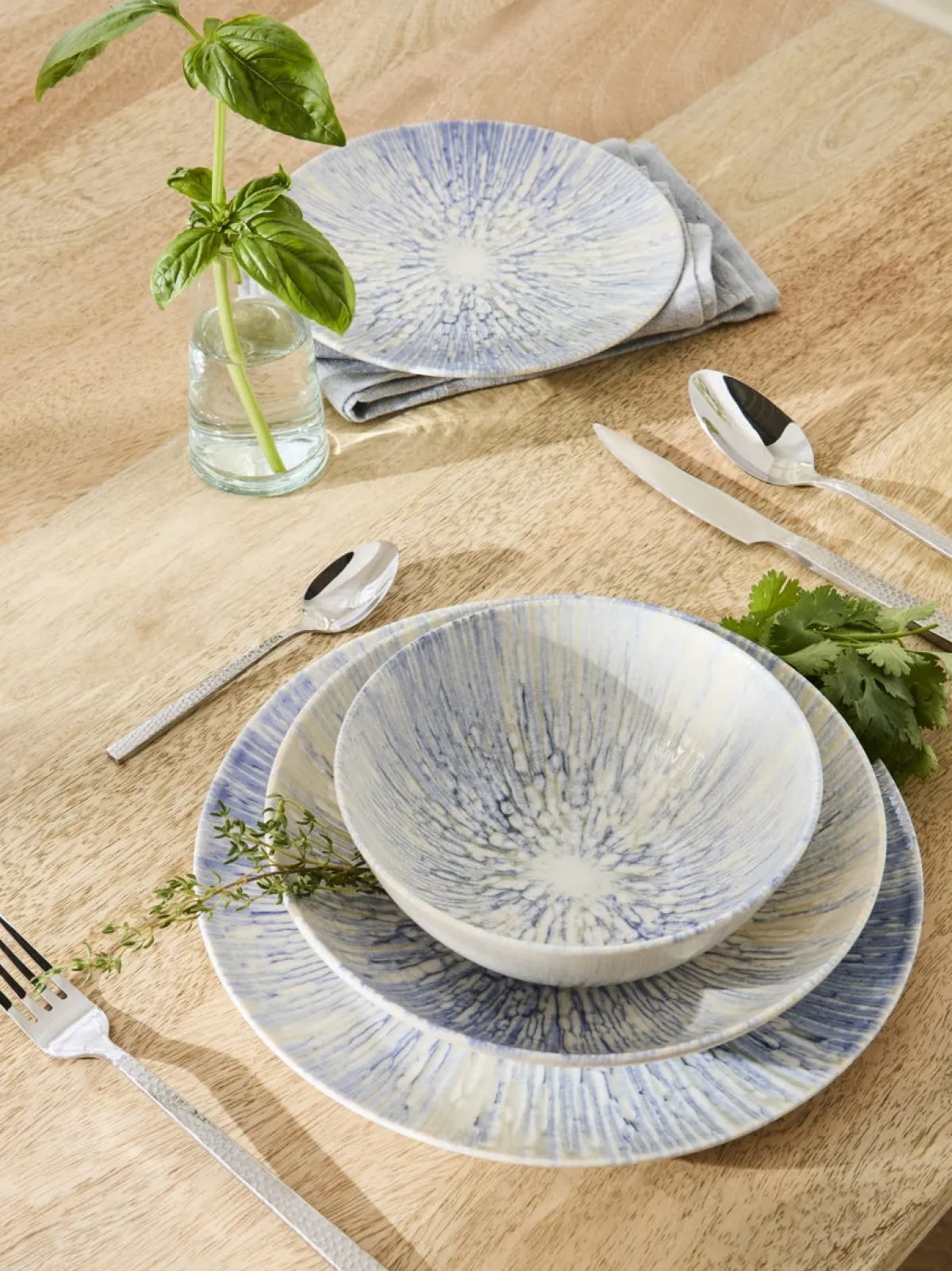 Assiette coupe plate rond bleu porcelaine Ø 26 cm Coral - ESSENTIALS COLLECTION