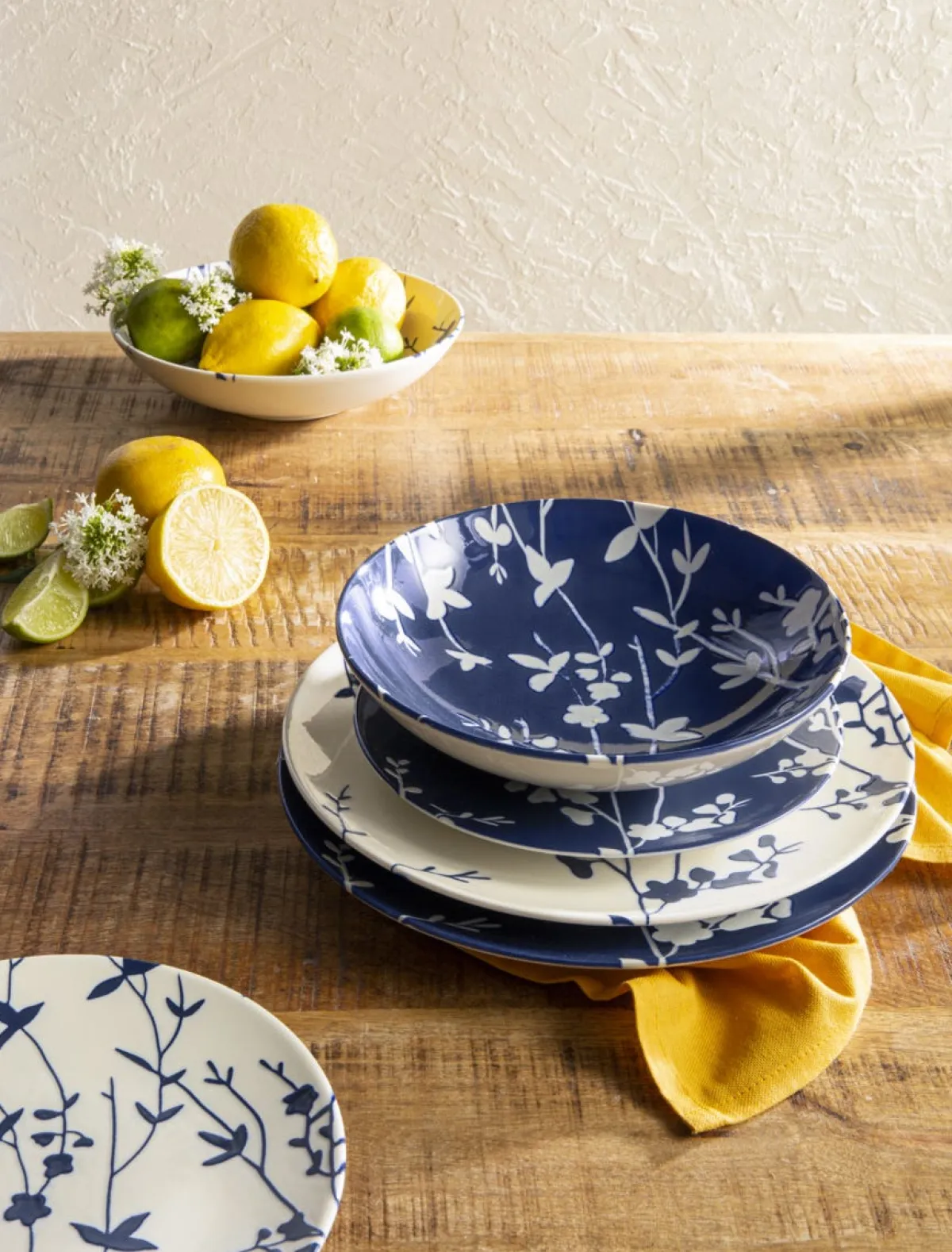 Assiette coupe plate rond bleu porcelaine Ø 20 cm Flora - ESSENTIALS COLLECTION Outlet