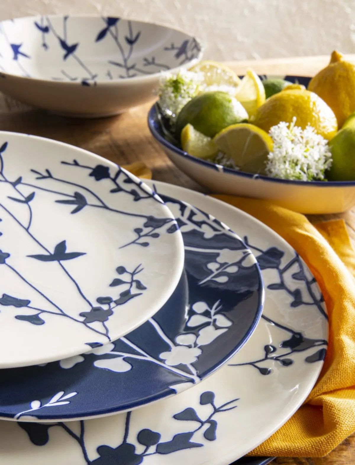 Assiette coupe plate rond bleu porcelaine Ø 20 cm Flora - ESSENTIALS COLLECTION Outlet