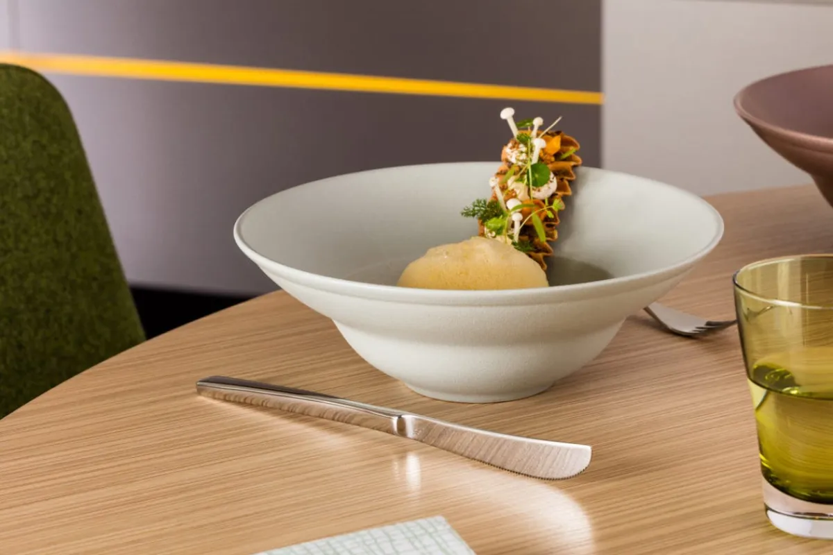 Assiette extra creuse rond Bleu lavande porcelaine vitrifiée Ø 22,7 cm Neo Fusion - RAK Hot