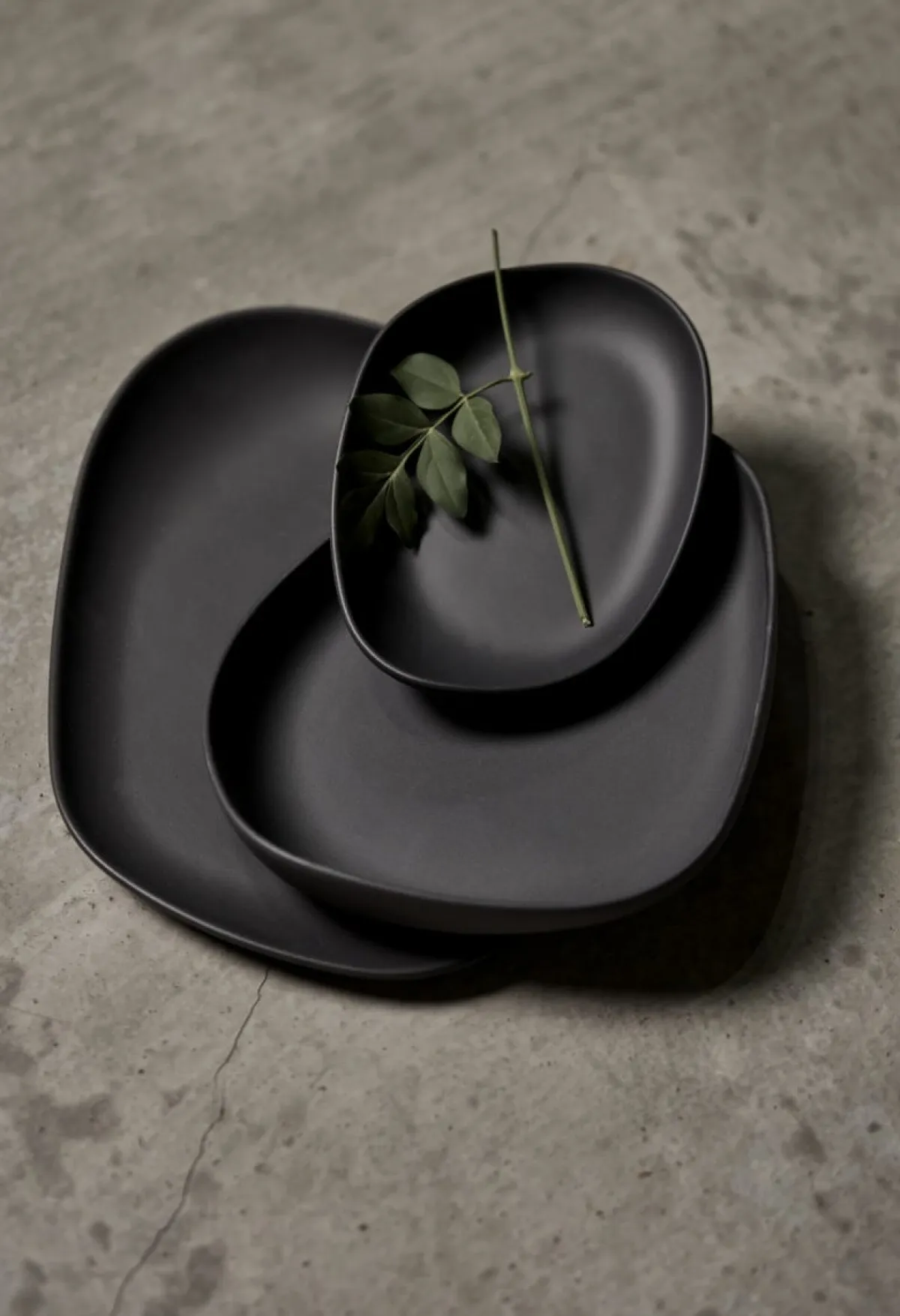 Assiette plate noir porcelaine 23x20 cm Yayoi - COOKPLAY Best