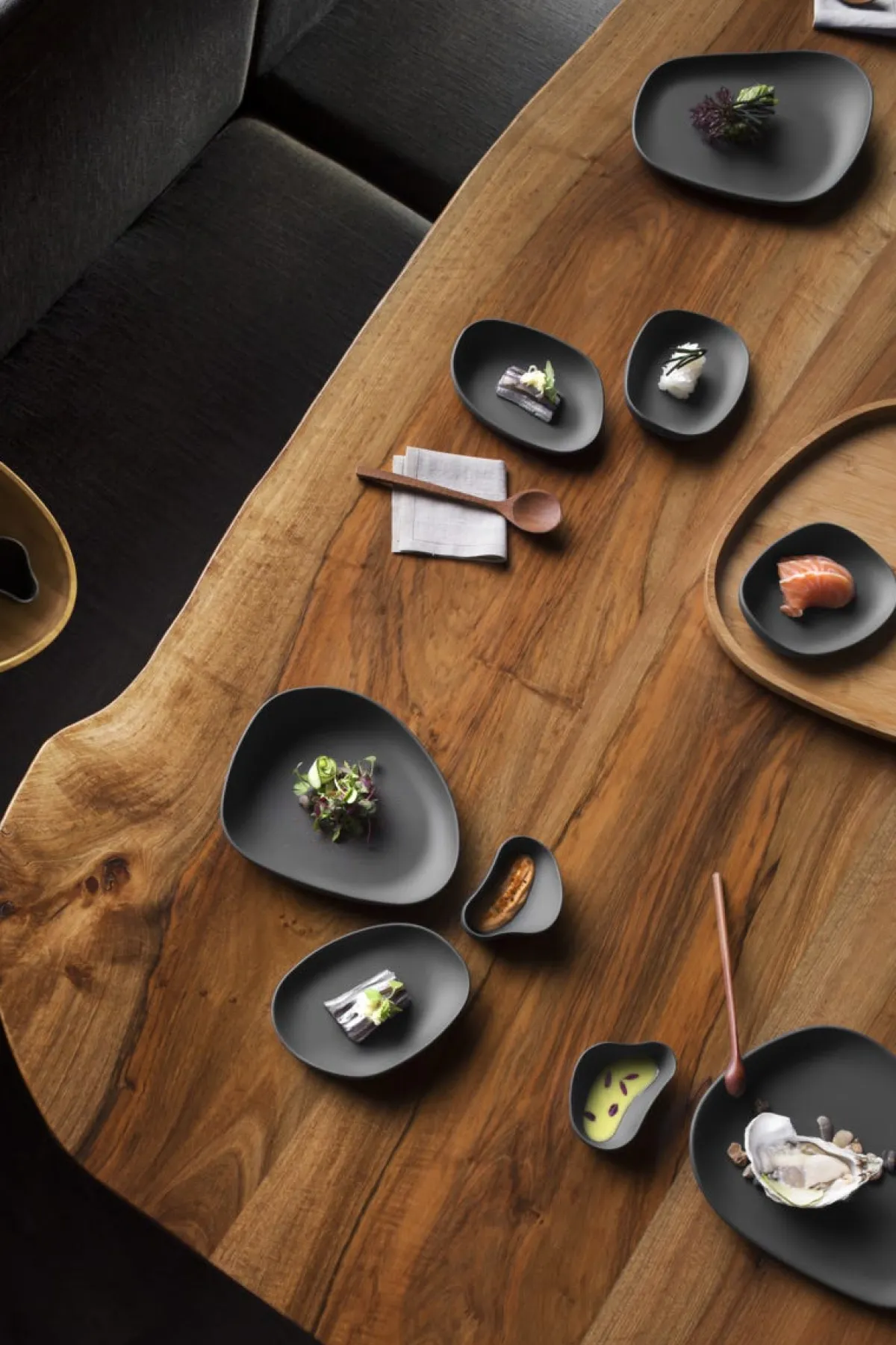 Assiette plate noir porcelaine 23x20 cm Yayoi - COOKPLAY Best