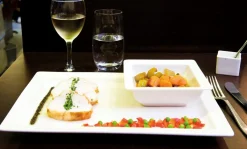 Assiette plate rectangulaire ivoire porcelaine vitrifiée 33x23 cm Classic Gourmet - RAK Discount