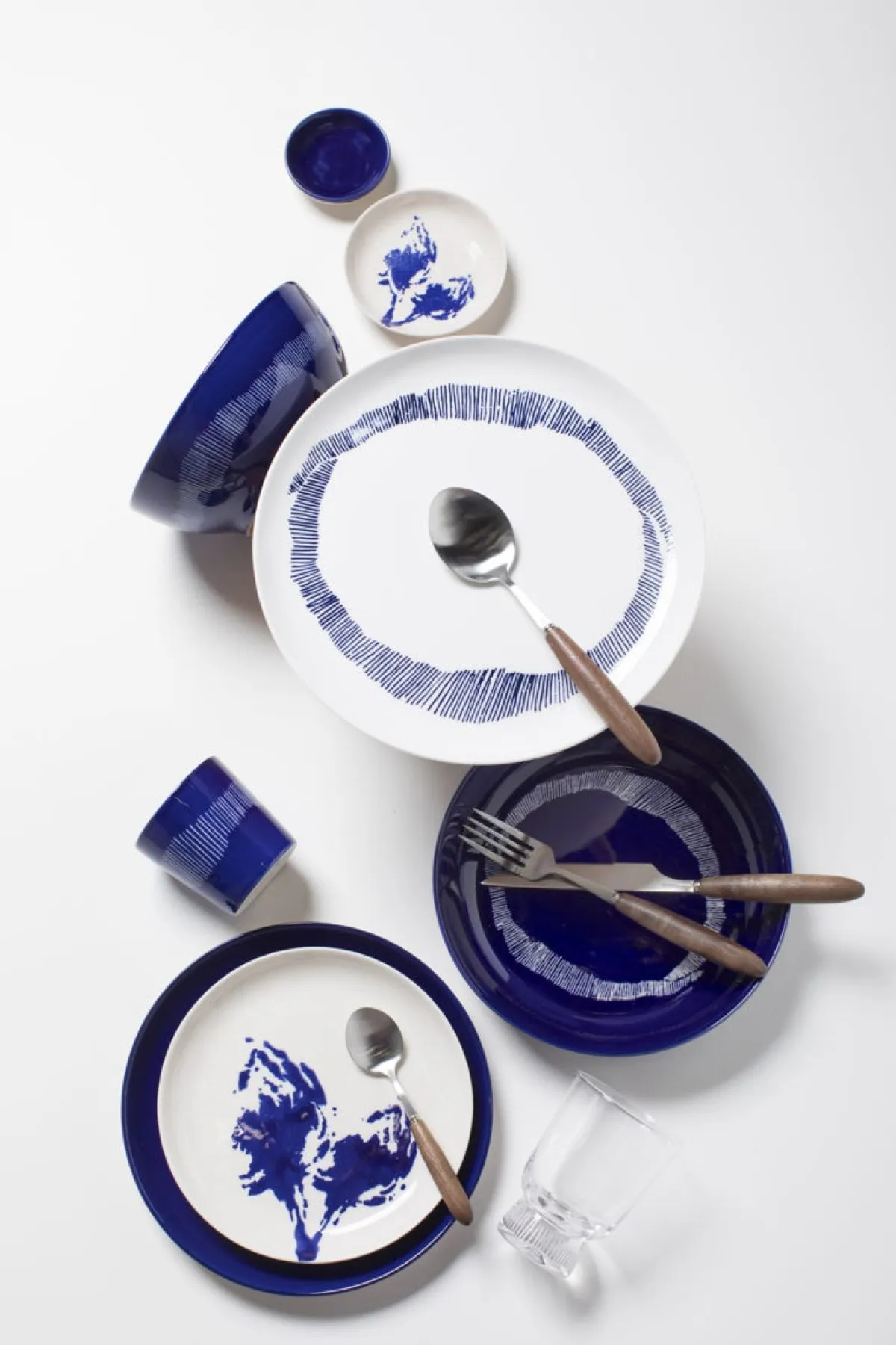 Assiette plate rond blanc artichaut bleu grès émaillé Ø 19 cm Feast By Ottolenghi - SERAX Best