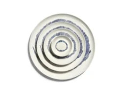 SERAX Assiette plate rond blanc swirl - stripes bleu grès émaillé Ø 35 cm Feast By Ottolenghi Hot