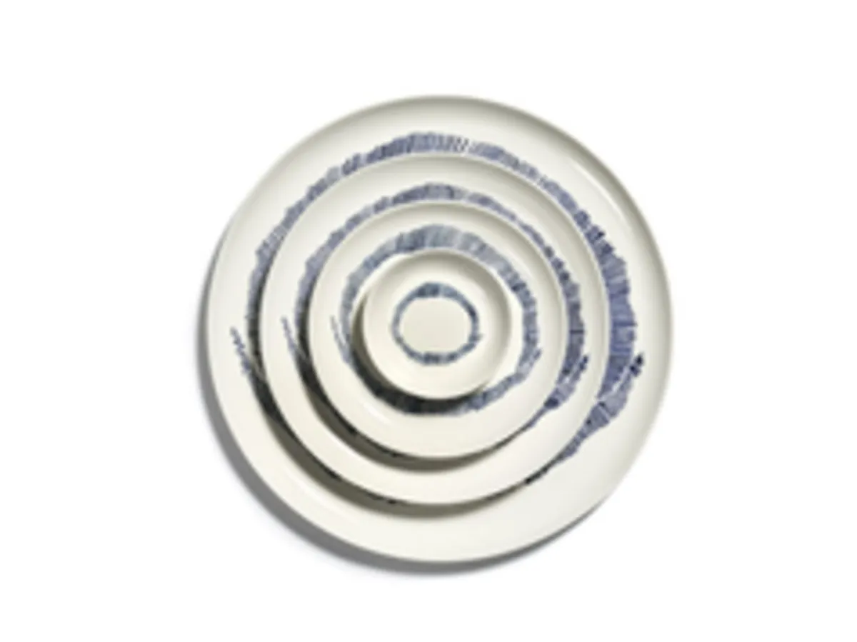 SERAX Assiette plate rond blanc swirl - stripes bleu grès émaillé Ø 19 cm Feast By Ottolenghi New