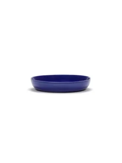 SERAX Assiette plate rond lapis lazuli swirl - stripes blancs grès émaillé Ø 22 cm Feast By Ottolenghi Hot