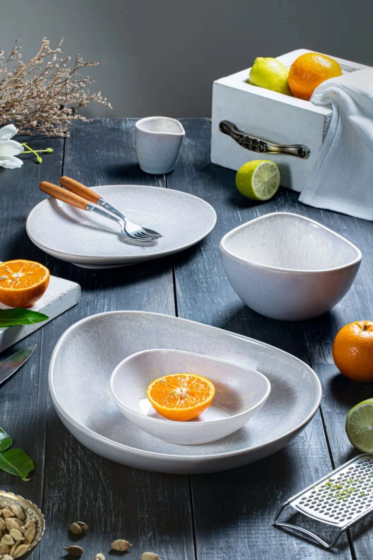 Bol à salade triangulaire gris porcelaine 16,3x14,1 cm Tama - ASTERA Online