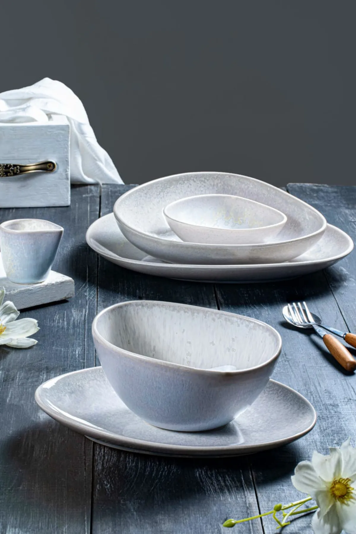 Bol à salade triangulaire gris porcelaine 16,3x14,1 cm Tama - ASTERA Online