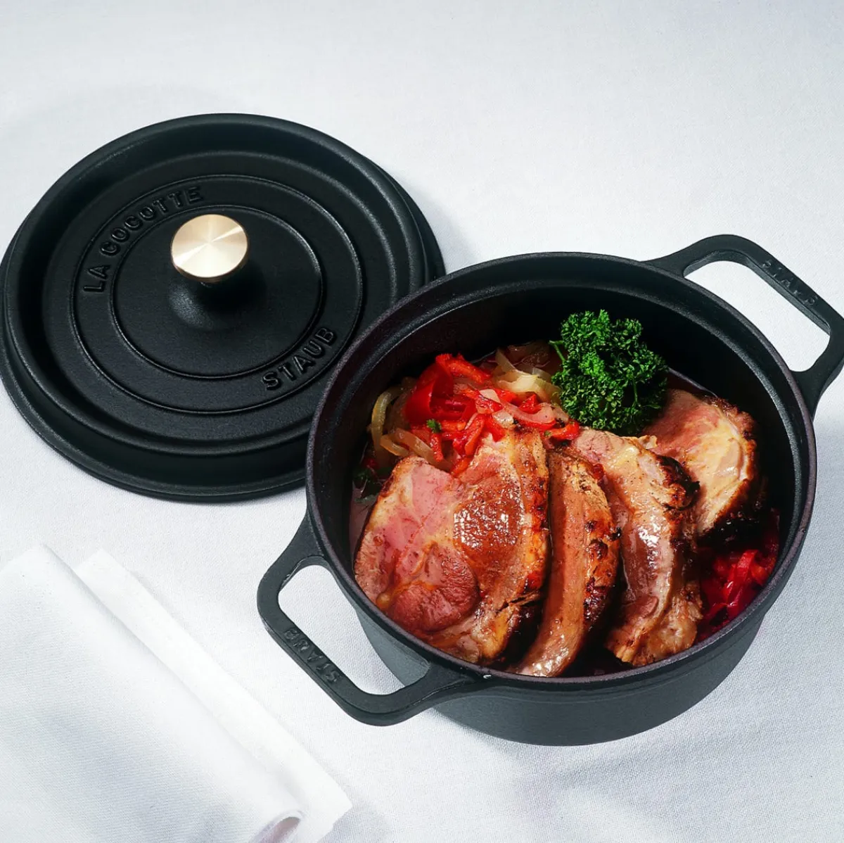 STAUB Cocotte fonte d'acier Sans revêtement Avec couvercle Ø 28 cm 18,2 cm 6,7 L Outlet