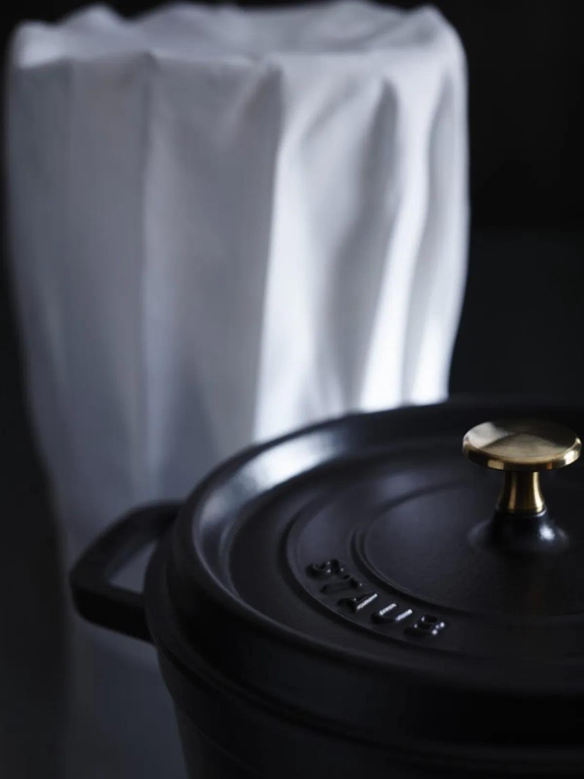 STAUB Cocotte fonte d'acier Sans revêtement Avec couvercle Ø 28 cm 18,2 cm 6,7 L Outlet