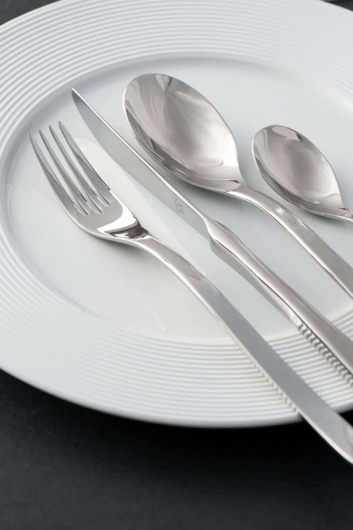 Couteau de table cranté Fire 22,7 cm Fine - RAK