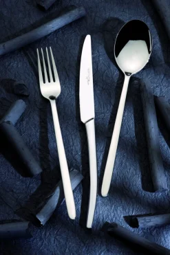 Couteau de table monobloc cranté 22,6 cm Alaska - ETERNUM New