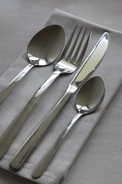 Couteau de table monobloc cranté 20,5 cm Arobase - PRO.MUNDI