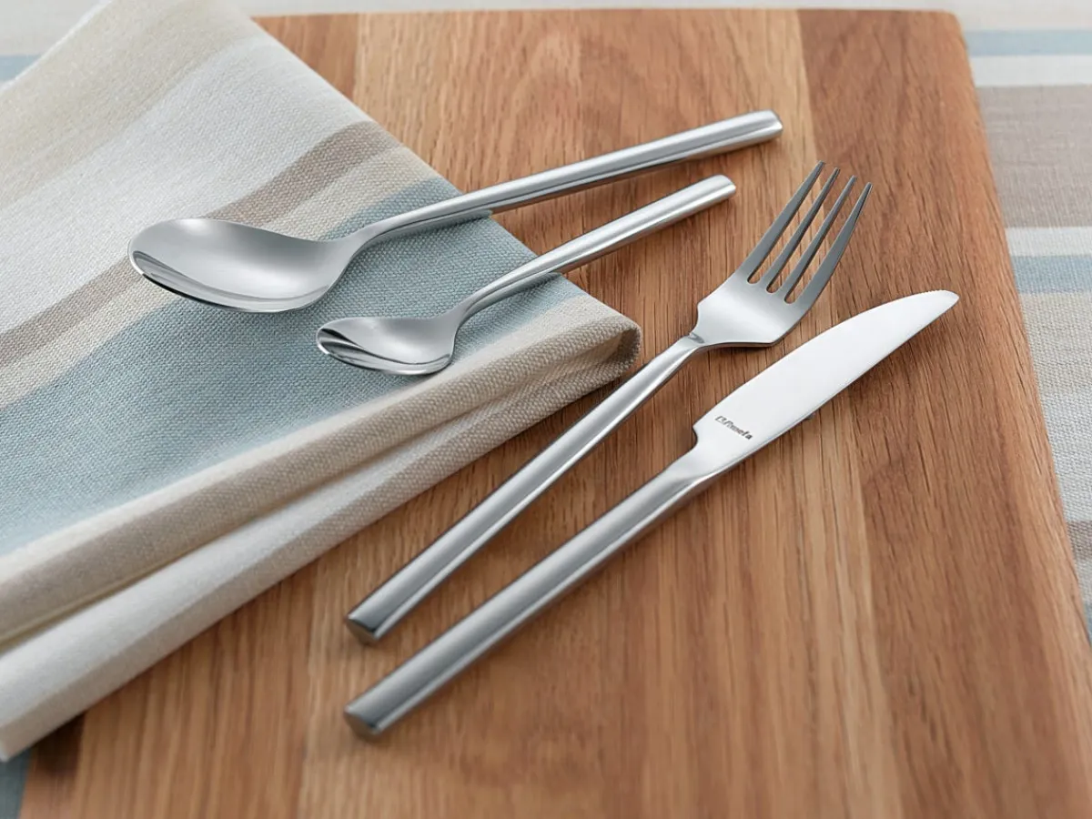 Couteau à steak monobloc cranté 21,4 cm Riviera - PRO.MUNDI