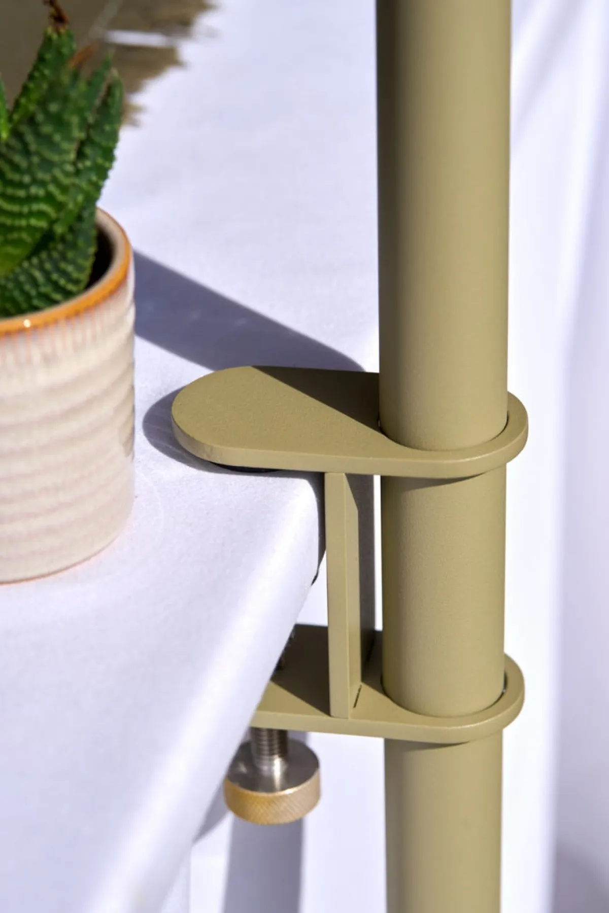 Fixation lampadaire led nomade sur parasol ou table vert sauge - PARANOCTA Best