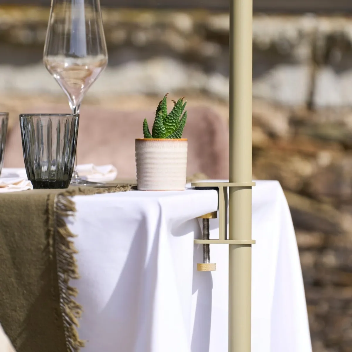 Fixation lampadaire led nomade sur parasol ou table vert sauge - PARANOCTA Best