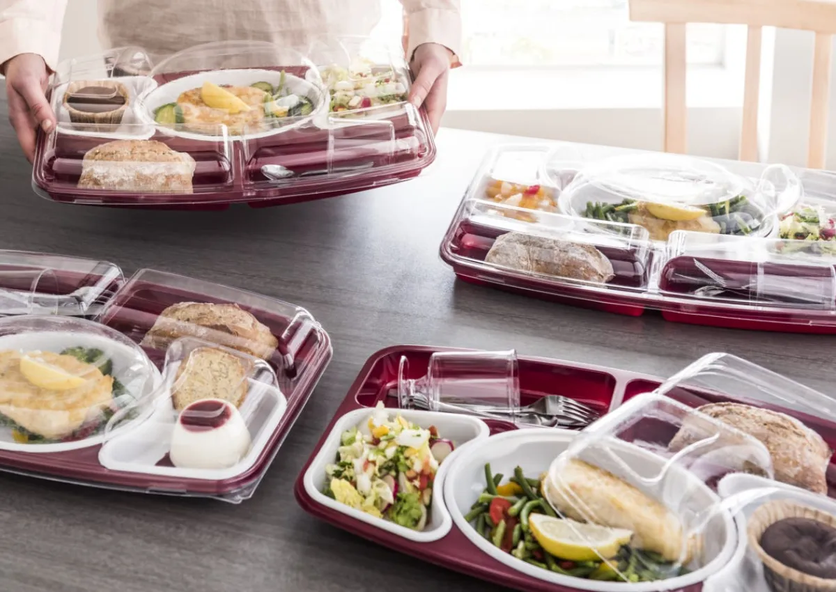 Kit plateau repas 5 compartiments rectangulaire rouge plastique 42x26,4x6,5 cm (15 pièces) - ALPHAFORM New