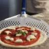 GI METAL Pelle à pizza perforée aluminium anodisé 36x36 cm manche 150 cm Azzurra Online