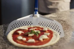 GI METAL Pelle à pizza perforée aluminium anodisé 36x36 cm manche 150 cm Azzurra Online
