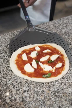 Pelle à pizza perforée aluminium anodisé 33x33 cm manche 150 cm Evoluzione - GI METAL New