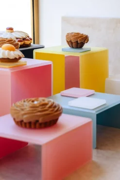 Plateau avec pieds résine Nacryl® rose 20x20x20,5 cm Mealplak - REVOL Discount