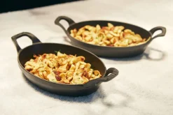 Plat empilable ovale noir fonte d'acier 28 cm - STAUB Sale